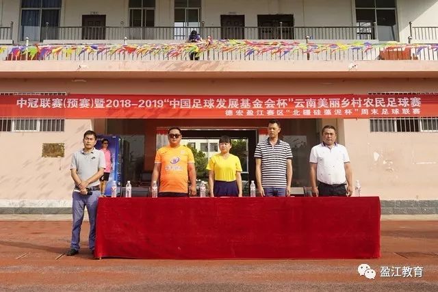 戴帽收获比赛用球！谢文能在足球上签牛×，克雷桑说知道什么意思